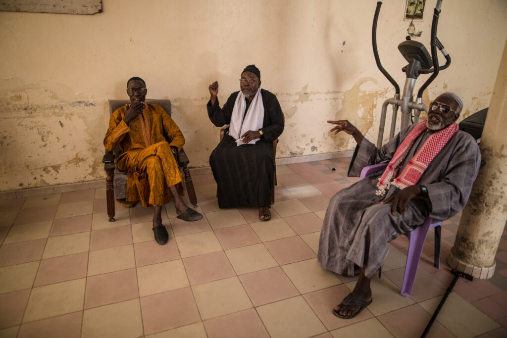 Kyläpäällikkö Mama Seckin, imaami Maudou Amar ja varapuheenjohtaja, Yarakh, Senegal / Ylen juttukeikka Snegal 2017